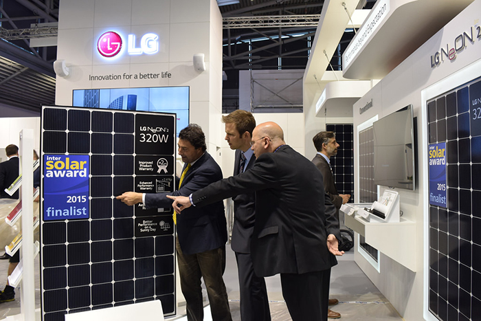 昨年、ドイツの太陽エネルギー展示会「インターソーラー2015」にてLG電子が公開した太陽光モジュール「ネオン2」 