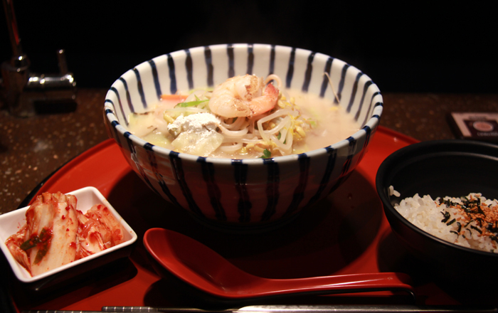 新村のラーメン屋「一麵」では1人席に座ってテーブルの右側にあるボタンを押して注文し、左側にある給水口から水をとることができる。店員は正面のカーテンの間からラーメンを出し、客が一人で食事できるようにまたそのカーテンを下ろしてくれる