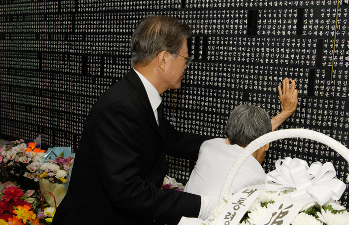 第６４回顕忠日追悼式での文在寅大統領（左）と国家有功者の遺族＝６日、国立ソウル顕忠院