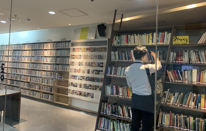 ソウル地下鉄３号線の忠武路駅にある忠武路映像センター「お！ジェミドン」でＤＶＤを選ぶ市民＝忠武路映像センター「お！ジェミドン」