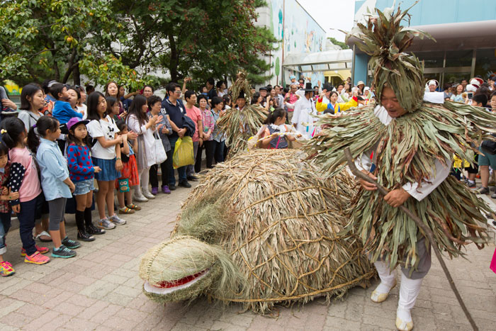 国立民俗博物館のノリマダンで亀遊びイベントが行われている。亀遊びは秋夕になると若者たちが村の安寧と豊作を祈りながら各家庭を訪問して遊んでいた民俗遊戯である