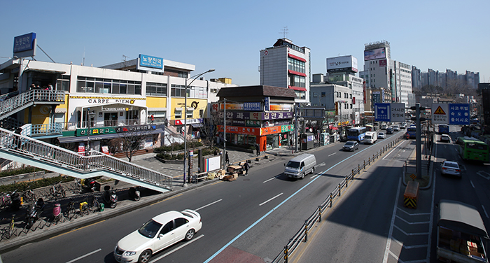 노량진 역 앞 육교를 중심으로 역 안쪽엔 노량진수산시장이, 건너편엔 컵밥로드가 자리하고 있다. 