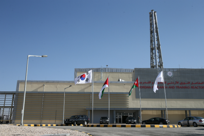 한국이 최초로 수출한 ‘요르단 연구용 원자로’가 요르단 북부 이르비드에서 7일 가동을 시작했다. ‘요르단 연구용 원자로’ 앞에는 태극기와 요르단 국기가 나란히 걸려있다.