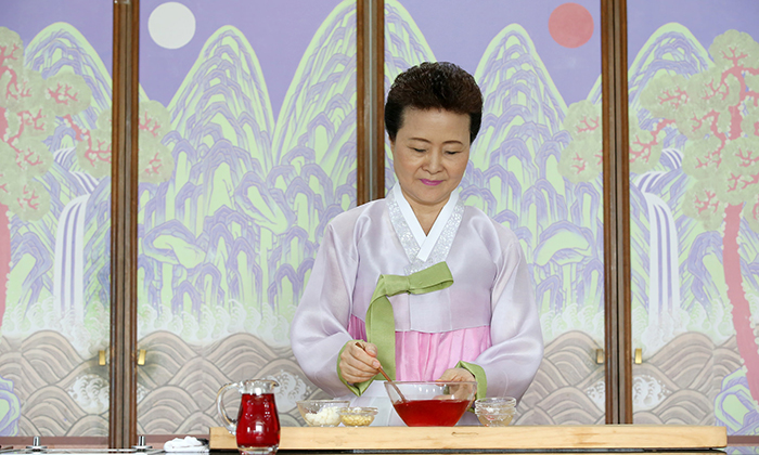 五味子を12時間ほど水に浸して作った果汁に砂糖と蜂蜜を入れる