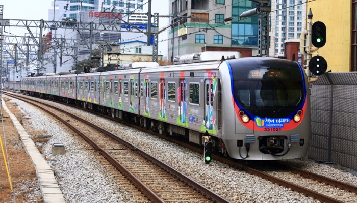 今年1月から運行を開始した「読書の風列車」の外壁には「本が未来だ」「本でひとつになる世界」とのスローガンと共にドアが開く度に本が開くような絵が描かれている 