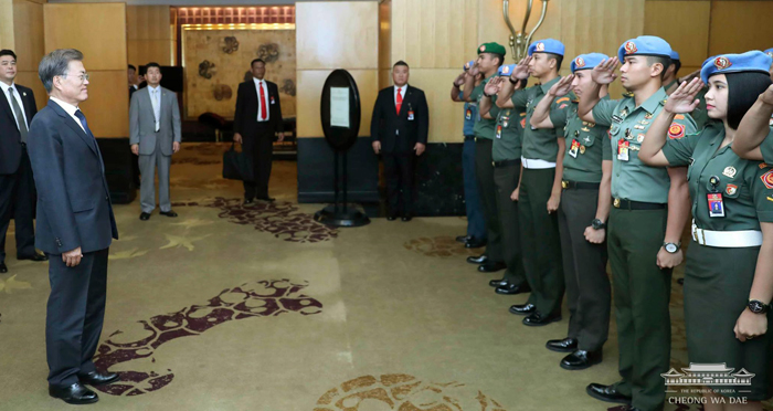 大韓民国大統領警護室 文大統領、インドネシア警護司令部の警護員を激励 : Korea.net : The