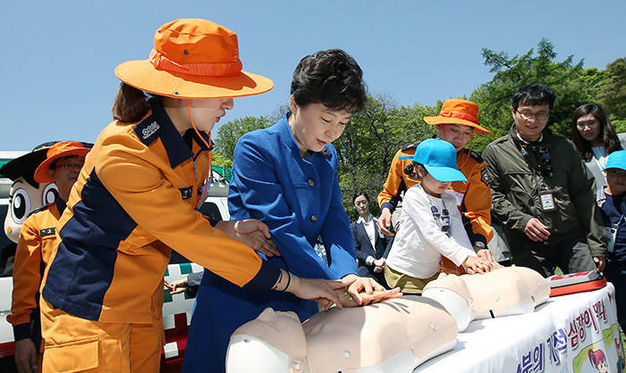 박근혜 대통령이 5일 어린이들과 함께 종로소방서 최영아 소방장의 지도에 따라 심폐소생술 시범을 보이고 있다. 