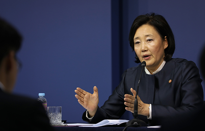 文在寅大統領の北欧３カ国訪問について説明する中小ベンチャー企業部の朴映宣長官＝７日、ソウル、キム・シュンジュ撮影
