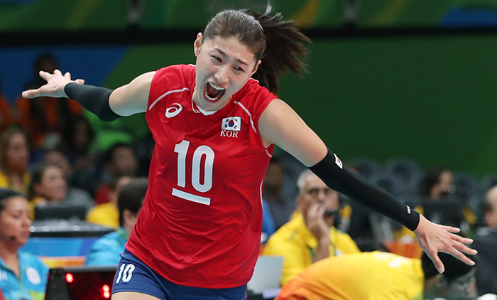 한국 여자배구 대표팀의 주장 김연경이 6일(현지시간) 일본과의 예선전에서 공격이 성공한 뒤 환하고 있다. 한국 여자배구 대표팀은 일본과의 첫 예선전을 세트스코어 3-1로 승리했다.
