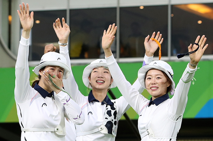 7일(현지시간) 리우데자네이루 삼보드로모 경기장에서 열린 여자양궁 단체전에서 금메달을 차지한 여자 양궁대표팀이 손을 들어 관객들에게 인사를 하고 있는 가운데 기보배(왼쪽)가 감격의 눈물을 흘리고 있다. 사진 왼쪽에서부터 기보배, 최미선, 장혜진.