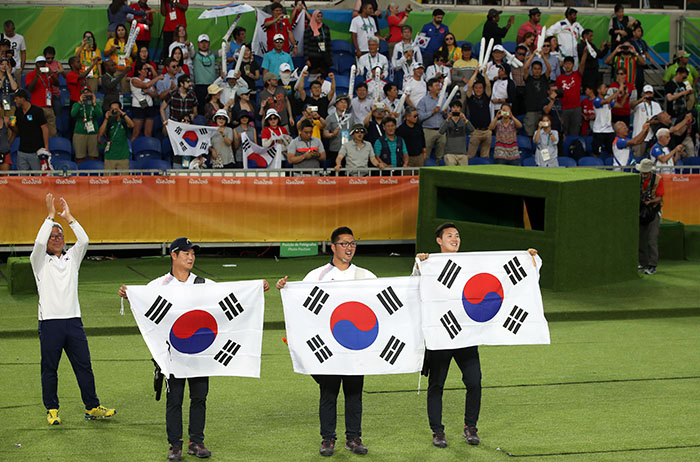 남자 양궁 단체전 결승이 열린 6일(현지시간) 미국을 이기고 금메달을 획득한 구본찬, 김우진, 이승윤이 환호하는 관객들에게 인사를 하고 있다.