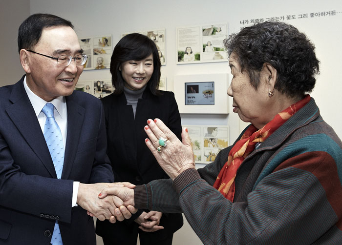 정홍원 국무총리가 지난 1일 대한민국역사박물관에서 열린 ‘일본군 위안부 피해자 특별전’을 찾아 위안부 피해자 강일출 할머니의 손을 따뜻하게 잡으며 이야기를 나누고 있다. 왼쪽부터 정홍원 국무총리, 조윤선 여성부장관, 강일출 할머니. (사진제공: 대한민국역사박물관)