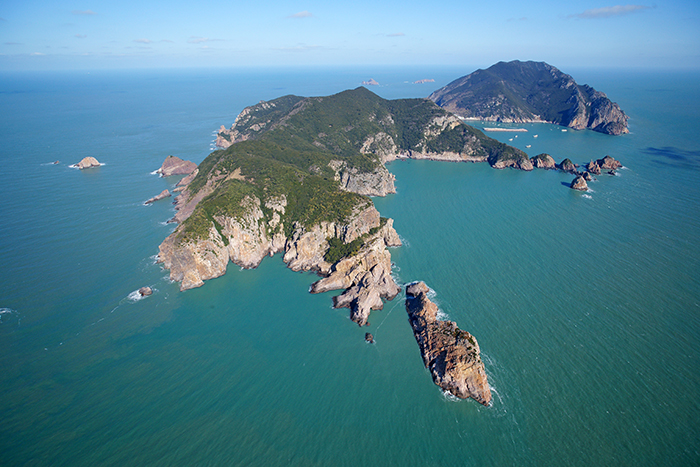 新安郡には１千以上の無人島と有人島がある。2009年には優れた生態圏保全に認められ一部地域がユネスコエコパークに登録され、この度は行政区域全体がエコパークとして拡張登録された。写真は新安郡を代表する島の１つである紅島