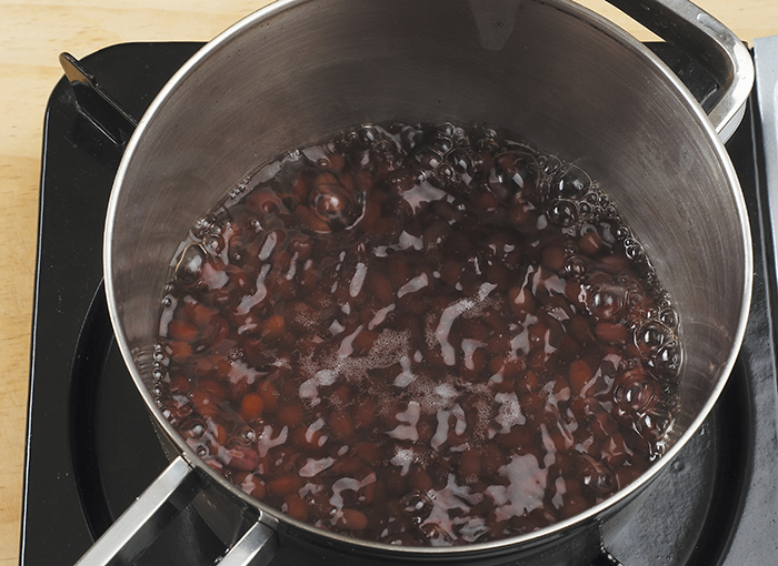 냄비에 붉은 팥과 물을 붓고 센불에 4분 정도 끓인다.