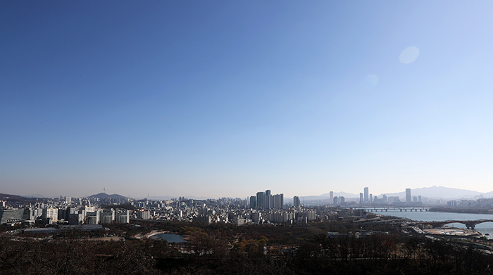 뚝 떨어진 수은주를 체감하게 한 24일 하늘공원에서는 서울 도심과 한강이 파란하늘 아래 비교적 선명하게 보이고 있다.