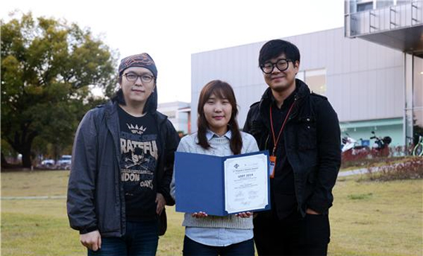 UIST 학생혁신콘테스트 ‘학회 참가자가 선정한 최우수상’을 수상한 카이스트 데이드림팀이 상장을 들고 환하게 웃고 있다. 왼쪽에서부터 김선준, 차세진, 김한종. 