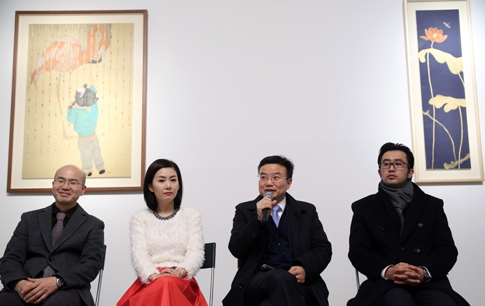 (오른쪽으로부터) ‘한국예술가 3인전’을 기획한 가오펑 진르미술관 관장, 펑펑 베이징대학 예술학과 주임교수, 김현정 작가, 이동천 전명지대 교수. 