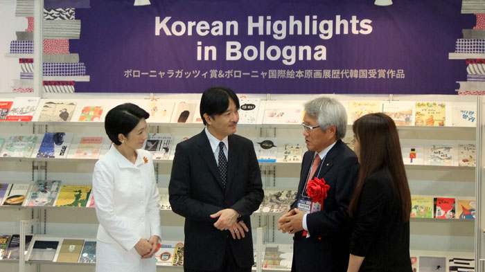 아키시노 황자 부부(왼쪽)가 1일 도쿄국제도서전의 한국관 관계자들로부터 특별전과 전시도서에 관한 설명을 듣고 있다.