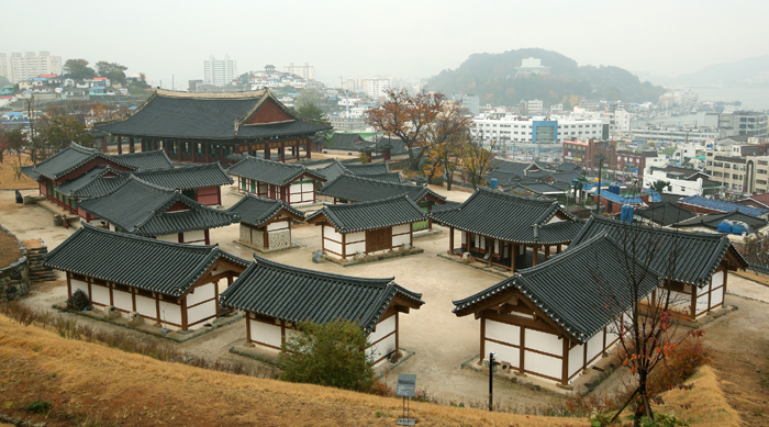 2013년 6월 경상남도 통영에 복원된 조선시대 ‘12공방’ . 삼도수군통제영의 중심 건물인 ‘세병관’ 옆쪽으로 다양한 물품들이 제작되는 12개의 공방들이 세워져 있다. 