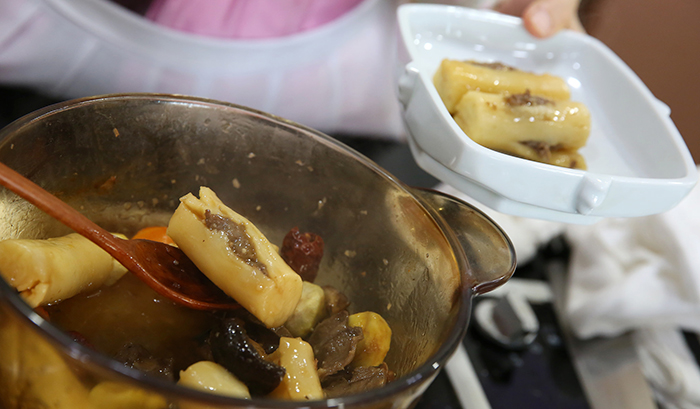 鍋に銀杏と松の実を入れてよく混ぜてから器に盛り付け、黄身と白身の薄焼きとセリのチヂミを乗せる。最初から餅を入れると裂ける恐れがあるので注意すること