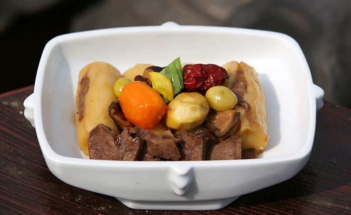 トクチムは朝鮮時代に宮廷で親しまれたトッポギで、白い餅と牛肉、様々な野菜を一緒に入れて醤油で煮詰めた料理。肉を食べても胃腸に負担を与えないようにして国王に進上した