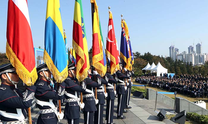 11日の午前11時、韓国戦争に参戦した国連軍の戦没将兵2,300人が眠る釜山国連記念公園で彼らの尊い犠牲を尊ぶ「ターン・トゥワード・釜山」の式典が行われている