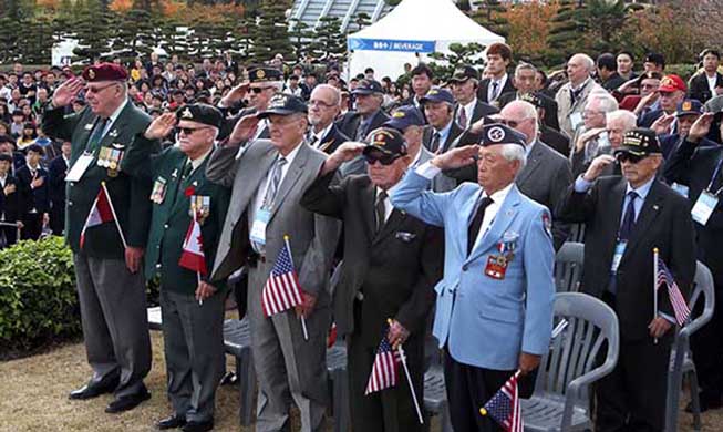 11日に釜山国連記念公園で開催された韓国戦争国連軍参戦兵士のグローバル追悼式「ターン・トゥワード・釜山」で13カ国の国連軍参戦兵士とその家族93人を含め1,000人以上の参加者らが1分間黙祷している