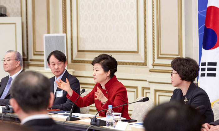 朴槿恵大統領(右から2番目)は第9回貿易投資振興会議で、規制改善や企業関係者の困難解消に対する政府の努力を呼びかけた