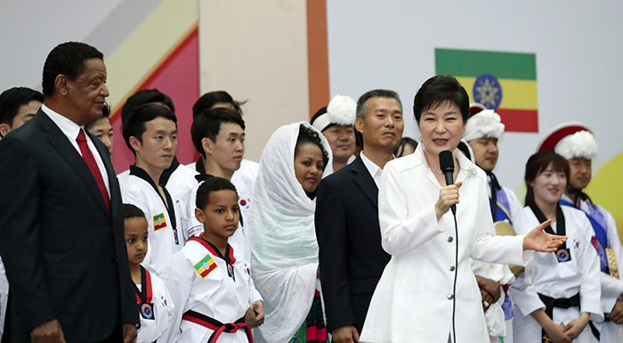 朴槿恵大統領は韓国とエチオピアが文化交流を通じて両国の関係をより強化することに対する期待を示した。写真は28日に開催された韓・エチオピア文化公演(K-Culture in Ethiopia)を観覧してからムラトゥ・テショメ大統領と一緒に舞台に上がり挨拶する朴大統領