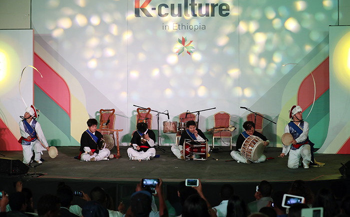 28日にアディスアベバ大学で開催された韓・エチオピア文化公演(K-Culture in Ethiopia)では両国の文化を紹介する多様な舞台が披露された。写真はエチオピア国立劇場伝統公演団による伝統舞や歌の公演(上)、韓国国立国楽院のサムルノリ公演(下)