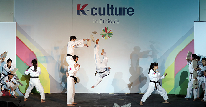エチオピアの子供たちと韓国のKスポーツ財団の演武団が韓・エチオピア文化公演(K-Culture in Ethiopia)でテコンドーの演武を披露している