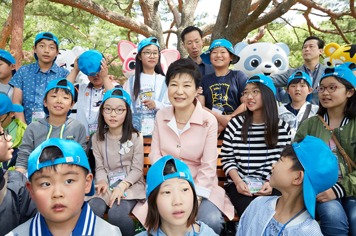 朴大統領が5日に青瓦台で開かれたこどもの日のイベントに参加した子供たちと公演を観覧している 