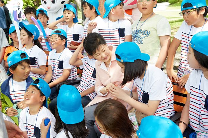 朴大統領が5日に青瓦台で開かれた子供の日のイベントで生徒たちと会話を交わしている