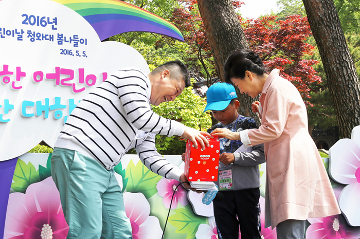 朴大統領が5日に青瓦台で開かれた子供の日のイベントで子供から手紙とプレゼントを受け取っている