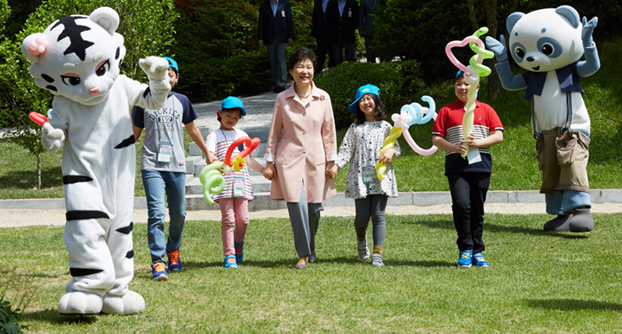 朴大統領が5日に青瓦台で開かれた子供の日のイベントで子供たちと楽しい時間を送っている