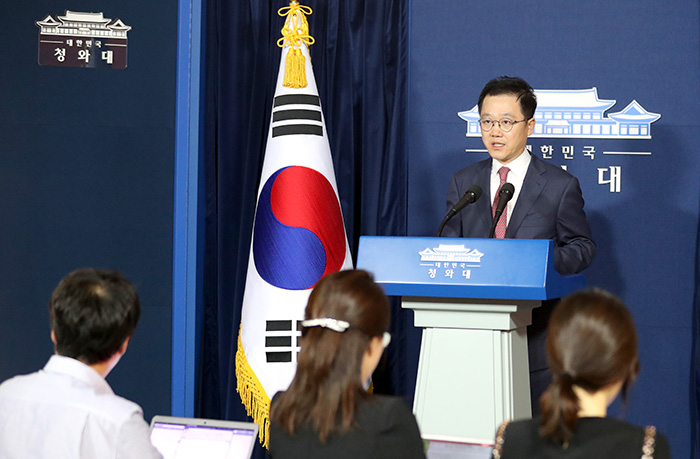 강석훈 경제수석이 1일 청와대 춘추관에서 박근혜 대통령의 러시아, 중국, 라오스 3개국 순방의 경제 관련 브리핑을 하고 있다.