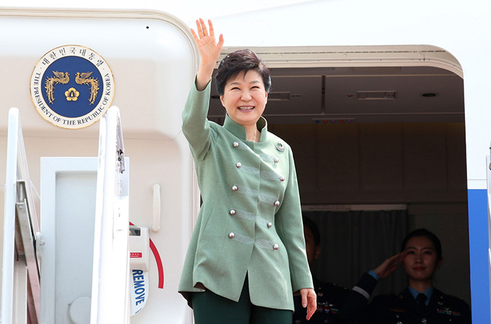 朴槿恵大統領は25日からアフリカのエチオピア・ウガンダ・ケニアを国賓訪問し、来月1日から4日まではフランスを国賓訪問する。このアフリカ訪問は6大州の全大陸で展開してきた首脳外交を締めくくるという意味をもつ