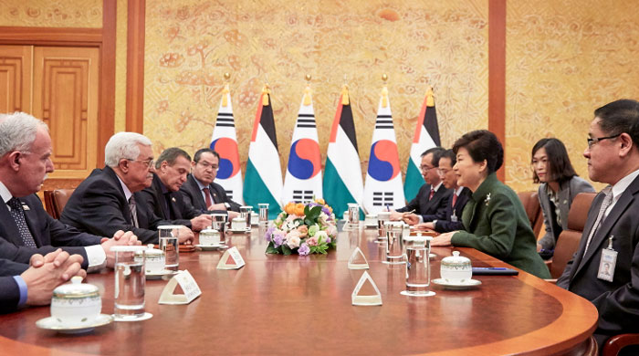 18日に朴槿恵大統領(右から3番目)とマフムード・アッバースパレスチナ首班が青瓦台にて首脳会談を行ってい