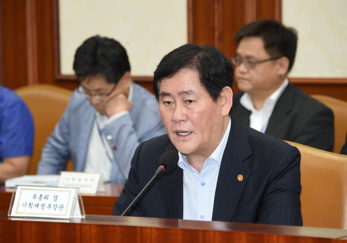 26일 열린 대외경제장관회의에서 자유무역협정(FTA)를 활용한 외국인투자 활성화 방안’이 발표됐다. 각종 규제가 완화됨으로써 기업활동이 보다 자유로울 것으로 예상된다.
