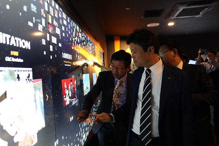 韓中漫画映像体験館のメディアウォールを見ている富川市と煙台市の関係者ら