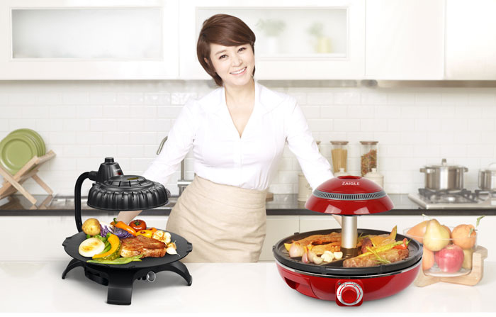 위에 달린 가열판으로 음식을 조리하는 자이글 적외선 그릴은 냄새와 연기 걱정이 없고 다양한 기능으로 국내외 소비자들에게 주목 받고 있다.