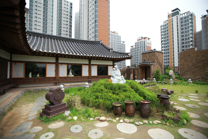 한국에서 세 번째로 많은 순교자를 배출한 당고개 순교성지(위)와 기념성당 지붕 위 잔디마당의 성모마리아상(아래) (사진: 천주교서울대교구) 