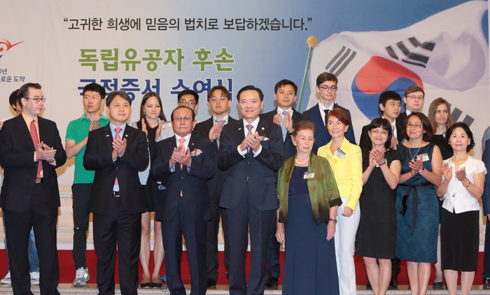 정부과천청사에서 열린 국적증서 수여식에 참석한 독립유공자 후손들.   