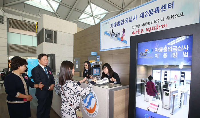 출입국심사, 홈택스, 민원포털 등 한국의 전자정부는 현재 세계적으로 인정받고 있다. 인천공항에서 자동출입국심사를 받고 있는 관광객의 모습.