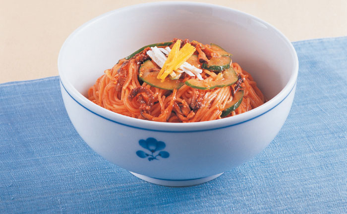ビビン麺は甘酸っぱいコチュジャンソースと牛肉・豚肉・きのこ・梨・野菜などの具の味が調和して食欲をそそる。先人たちは夏はもちろん冬にもビビン麺を好んで食べた
