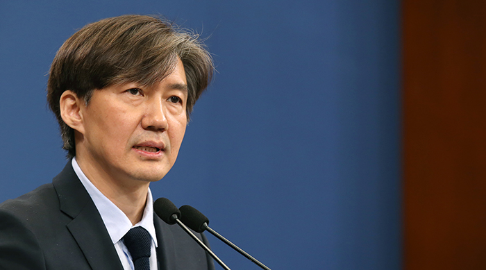 조국 민정수석비서관이 청와대 춘추관 대브리핑실에서 25일 ‘국가인권위원회의’ 위상 제고에 대한 문재인 대통령의 지시를 발표하고 있다.
