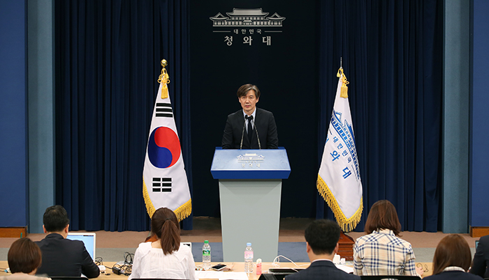 조국 민정수석비서관이 청와대 춘추관 대브리핑실에서 25일 국가인권위원회의 위상 제고에 대한 기자들의 질문에 답하고 있다.