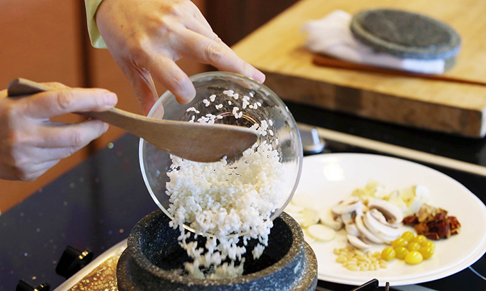 돌솥에 멥쌀과 찹쌀, 콩, 밤, 버섯, 인삼을 넣고 물을 부어 끓인다. 이때 밥물이 끓어넘치면 뚜껑을 잠시 조금 열었다가 닫는다.