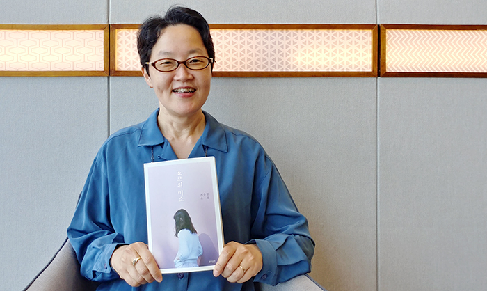 제1회 ‘일본어로 읽고 싶은 한국의 책’ 번역콩쿠르에서 최우수상을 받은 마키노 미카 씨가 콩쿠르 과제작인 최은영 작가의 ‘쇼코의 미소’를 들고 환히 웃고 있다. 이경미 기자