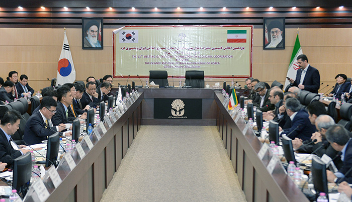 韓国とイランは先月29日、テヘランで「第11回韓-イラン経済共同委員会」を開催し、経済・金融・エネルギーなどの6分野での協力拡大方策について議論した。韓国側は産業通商部のチュ・ヒョンファン長官、イラン側はネマツザデ(Nematzadeh)産業鉱物資源相が首席代表を務めた